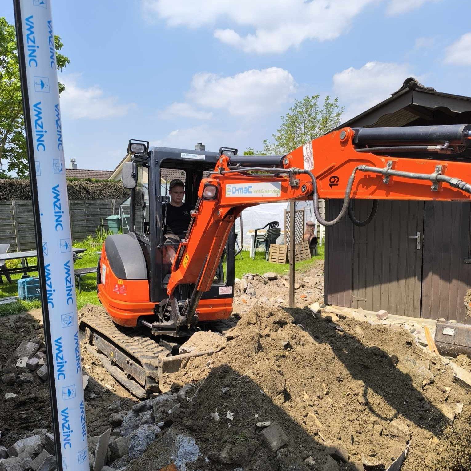 Grondwerken en voorbereiding van waterdoorlatende opritten